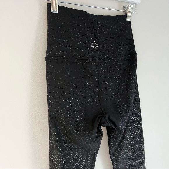 Beyond Yoga Drip Dot High Waisted Midi Leggings Black Gold Metallic Size Small - Picture 6 of 11